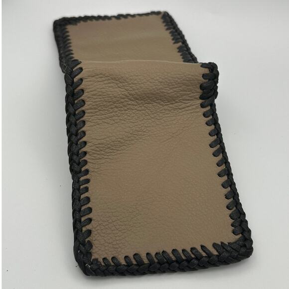 Oaxaca Handmade Beige Leather Bifold Wallet with Black Stitching - Picture 4 of 6